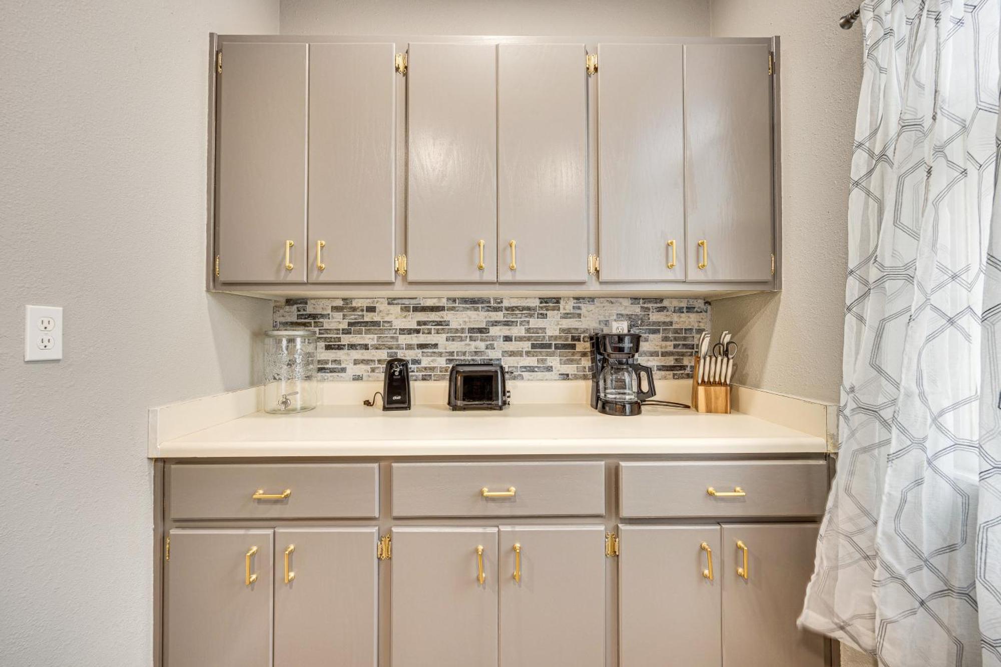 Dog-friendly With Smart Tvs! Colorado Springs